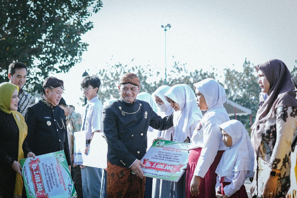 Gubernur Jateng Pimpin Upacara Hardiknas di Banyumas, Serahkan Beasiswa ATS dan Resmikan SLB Negeri
