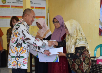 Bupati Sadewo Serahkan Santunan dan BPJS Ketenagakerjaan untuk 187 Anggota Koperasi Kopipo