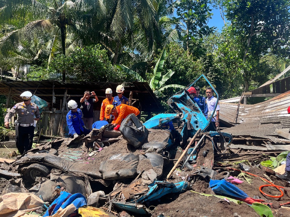 11 Orang Tewas Tertimpa Truk Saat Menyalip Angkot di Purworejo