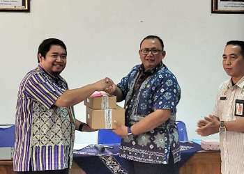 Sekda Banyumas Serahkan Bantuan Pendukung Pelayanan KB kepada Faskes