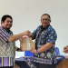 Sekda Banyumas Serahkan Bantuan Pendukung Pelayanan KB kepada Faskes