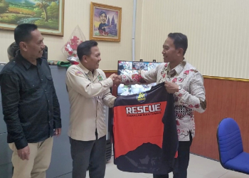 PT BPR BKK Purwokerto Dukung Pramuka Peduli Banyumas dengan Bantuan Kaos Lapangan