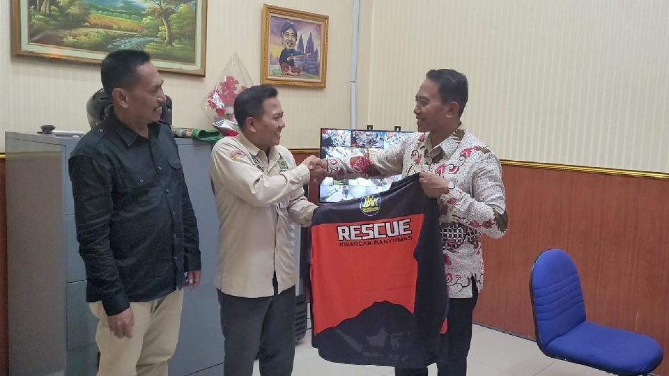 PT BPR BKK Purwokerto Dukung Pramuka Peduli Banyumas dengan Bantuan Kaos Lapangan