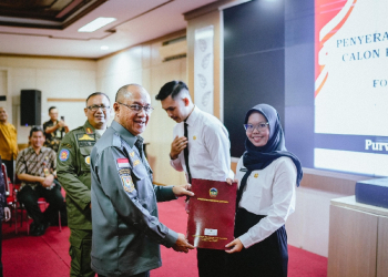 Bupati Sadewo Serahkan 72 SK CPNS Formasi 2024