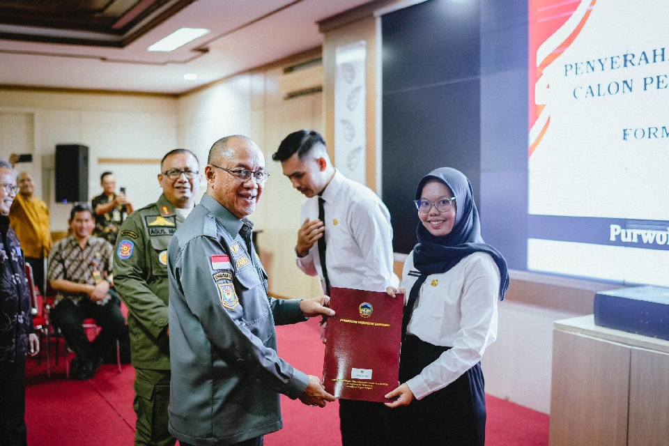 Bupati Sadewo Serahkan 72 SK CPNS Formasi 2024