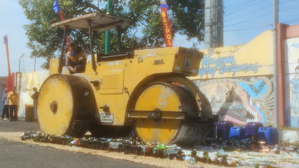 Ribuan Botol Miras Dimusnahkan Satpol PP Banyumas