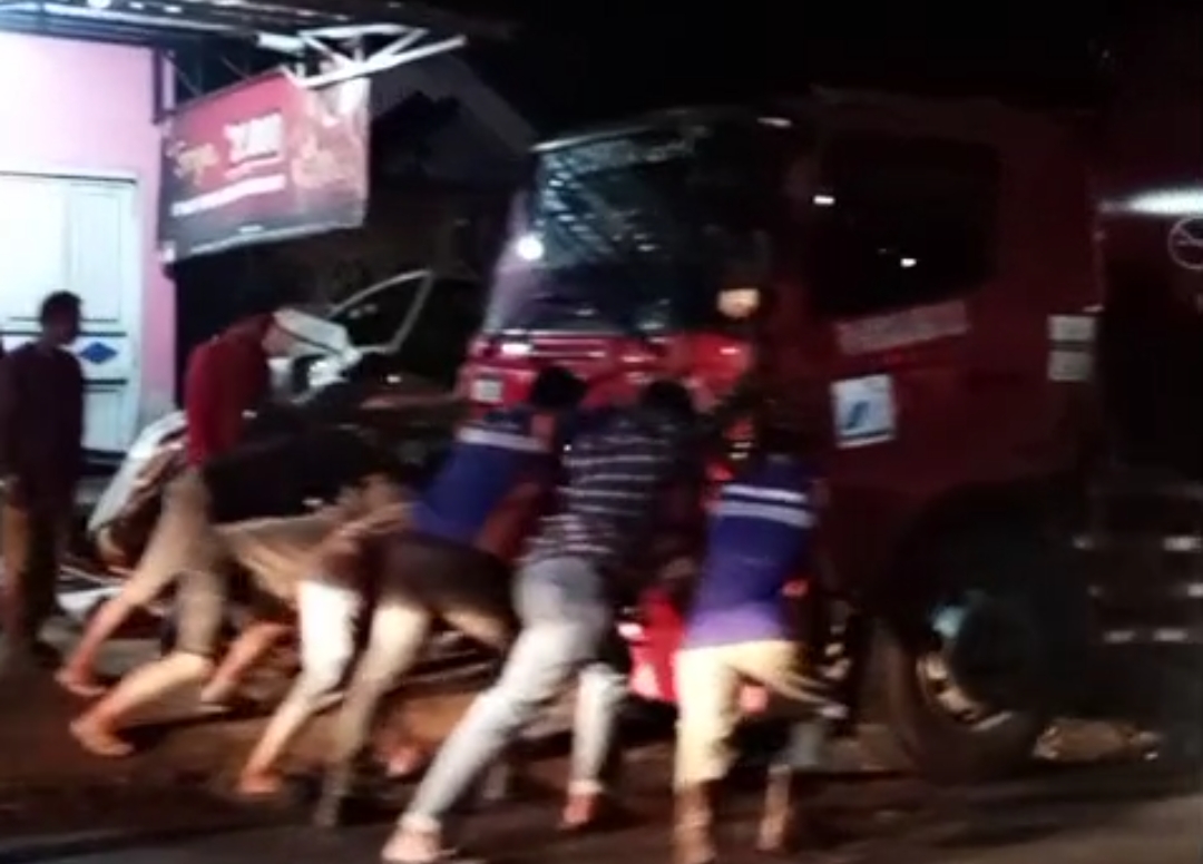 Truk Pengangkut BBM Slip dan Tabrak Rumah Warga di Kemranjen