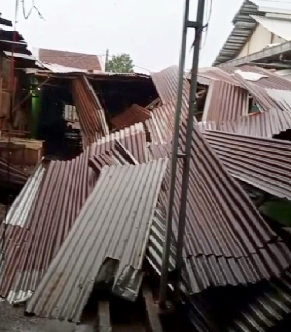 Hujan Disertai Angin Kencang Rusak Puluhan Los di Pasar Cilongok