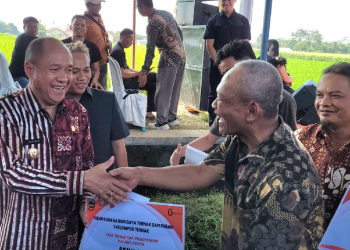 Bupati Sadewo Dorong Ketahanan Pangan dan Ekonomi Lokal Melalui Bantuan Bibit Ikan dan Ternak di Banyumas