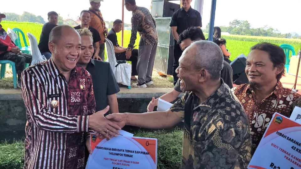 Bupati Sadewo Dorong Ketahanan Pangan dan Ekonomi Lokal Melalui Bantuan Bibit Ikan dan Ternak di Banyumas