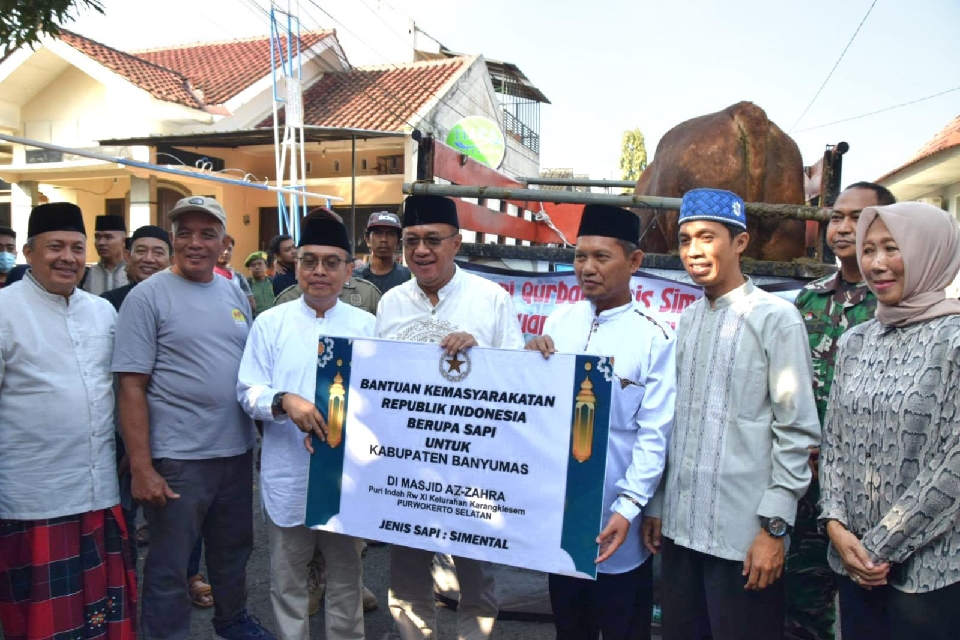 Bupati Banyumas Serahkan Sapi Kurban “Bawor” dari Presiden Prabowo ke Masjid Az Zahra