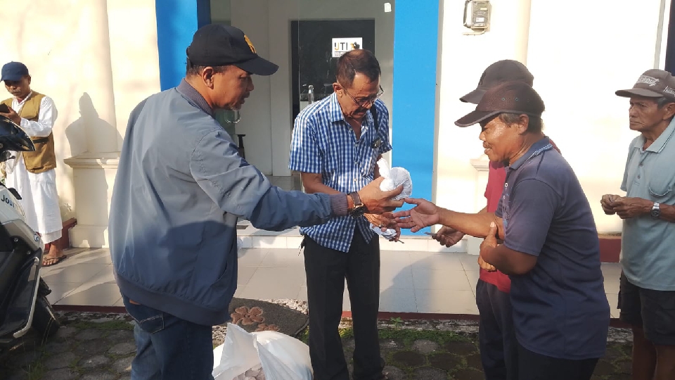 IJTI Korda Banyumas Raya Salurkan 200 Paket Daging Kurban untuk Tukang Becak di Purwokerto