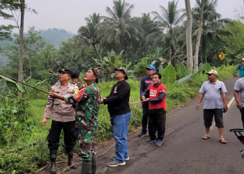 Sekda dan Warga Bahu-Membahu Perlebar Akses Jalan Kedungbanteng Atas