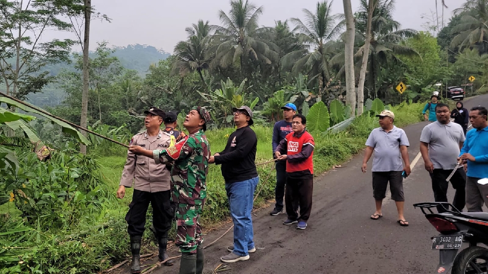 Sekda dan Warga Bahu-Membahu Perlebar Akses Jalan Kedungbanteng Atas