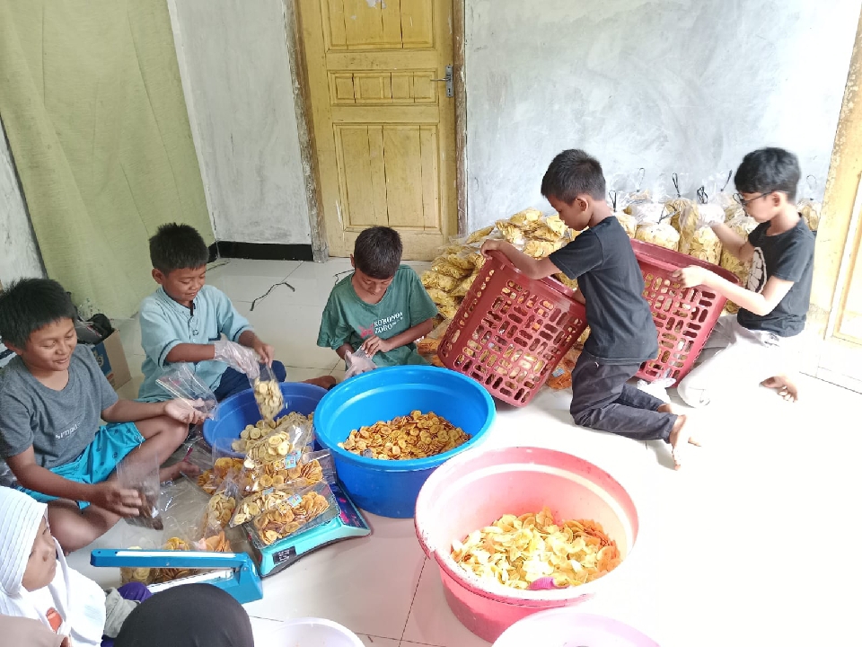 Liburan Sekolah, Anak-Anak di Panembangan Bantu Produksi Keripik Pisang