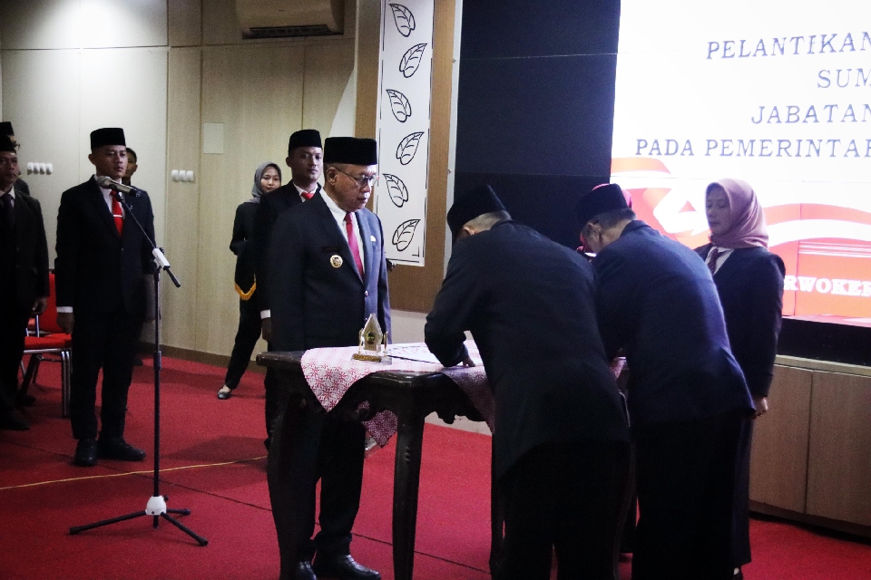 Bupati Sadewo Lantik 15 Pejabat Baru, Dorong Akselerasi Kinerja Birokrasi Banyumas