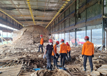 Pekerja Peternakan Ayam Tertimbun Reruntuhan di Brebes