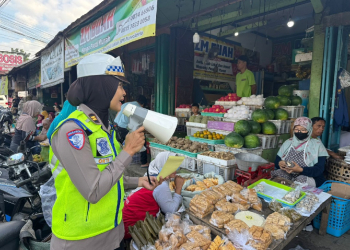 Sat Lantas Polresta Banyumas Sosialisasikan Operasi Patuh Candi 2025 di Pasar