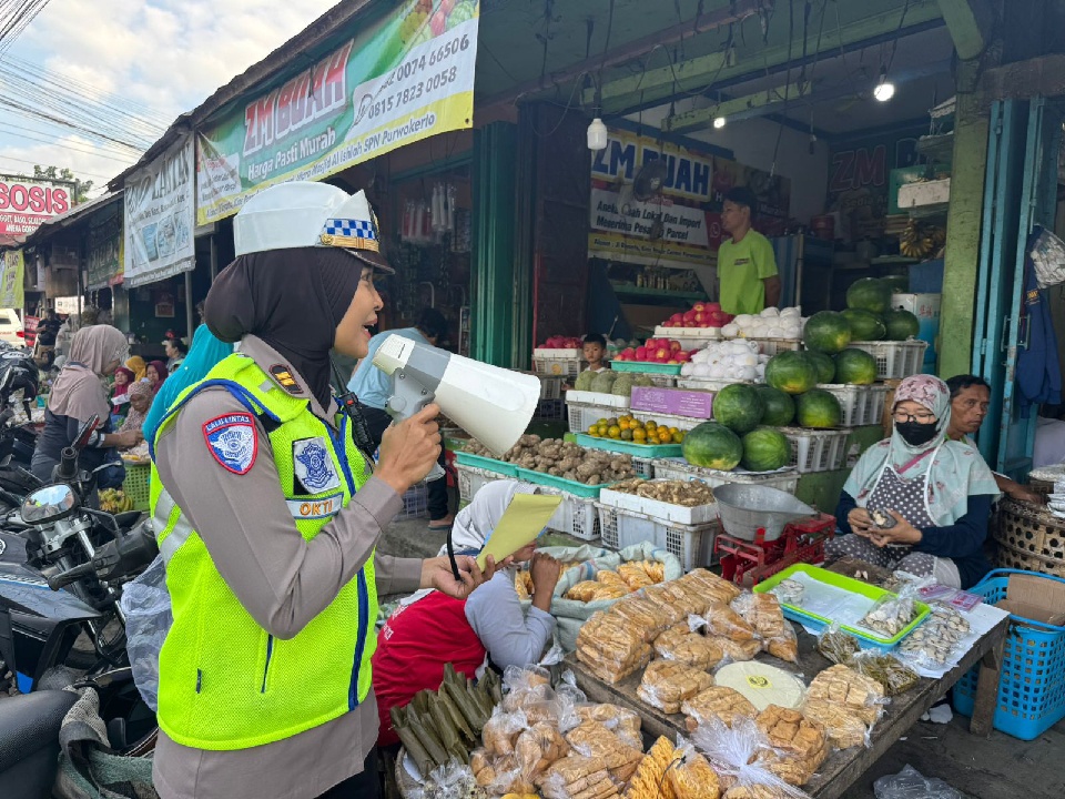Sat Lantas Polresta Banyumas Sosialisasikan Operasi Patuh Candi 2025 di Pasar
