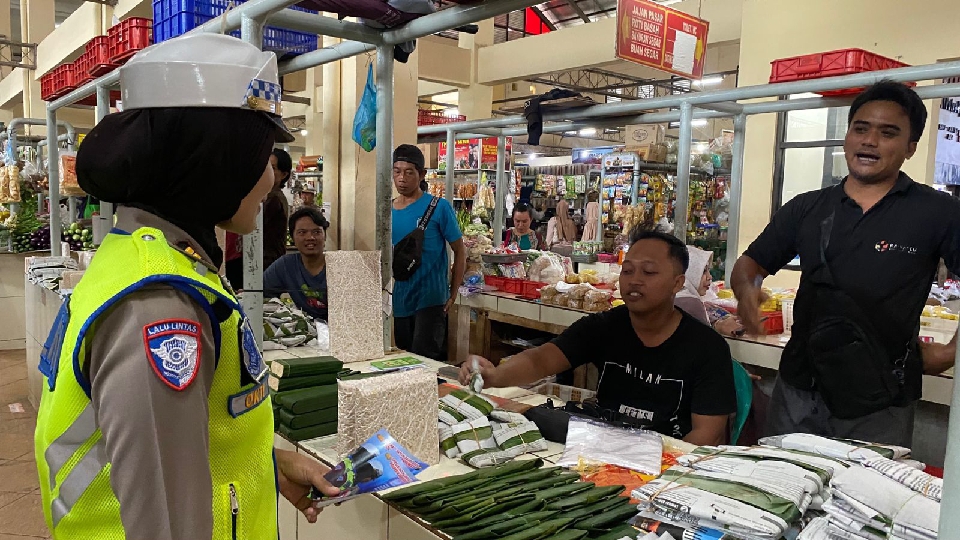 Giliran Pasar Manis Purwokerto Jadi Sasaran Sosialisasi Operasi Patuh Candi 2025