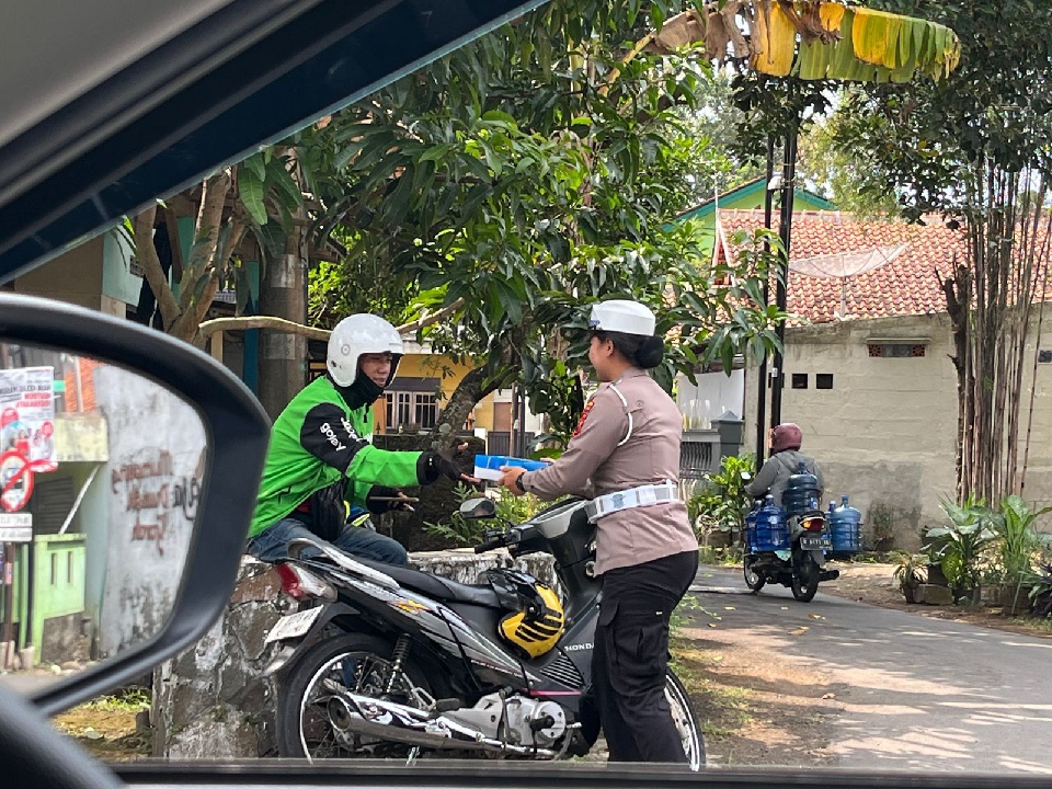 Polresta Banyumas Gelar ‘Jumat Berkah’ Sasar Warga Kurang Mampu di Tengah Ops Patuh Candi 2025