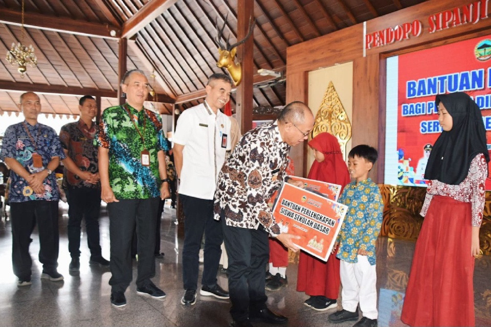 2.462 Siswa SD-SMP di Banyumas Terima Kartu Banyumas Pintar, Upaya Tekan Tingginya Angka Putus Sekolah