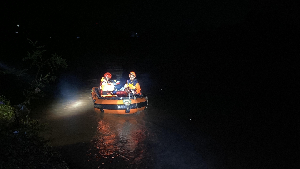 Enam Pekerja Terjebak Banjir Bandang di Sungai Klawing, Tiga Orang Hilang