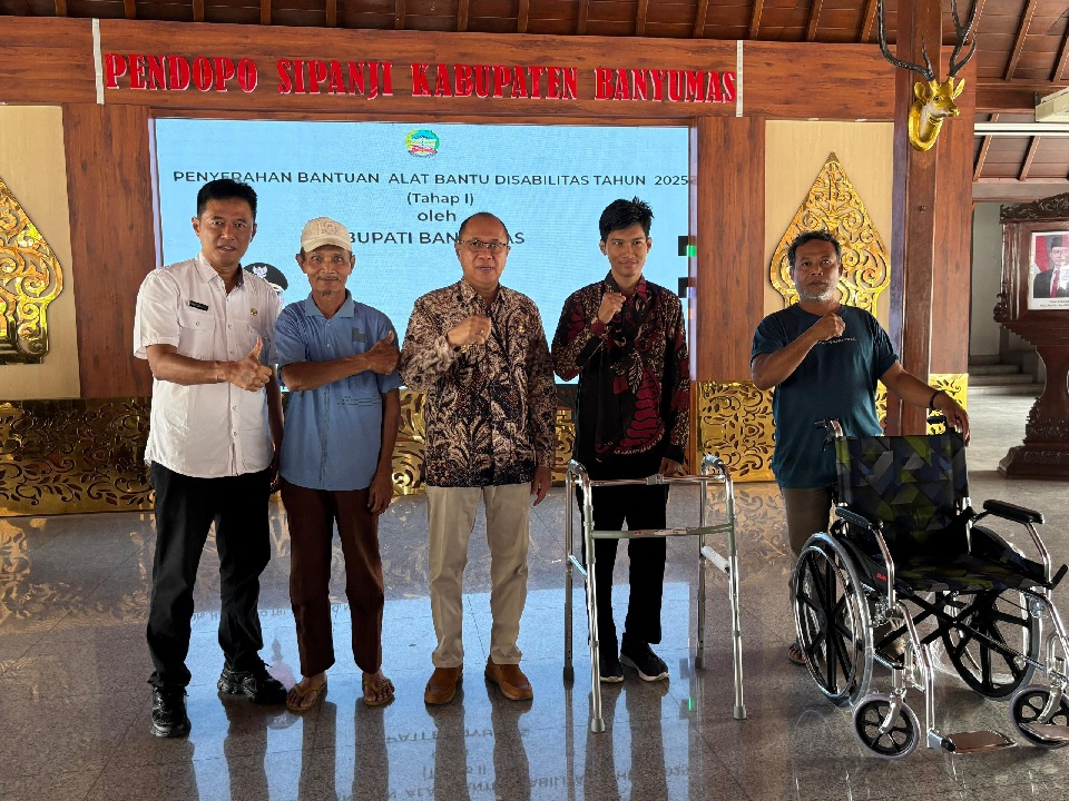 Sadewo Serahkan 34 Alat Bantu untuk Penyandang Disabilitas di Banyumas