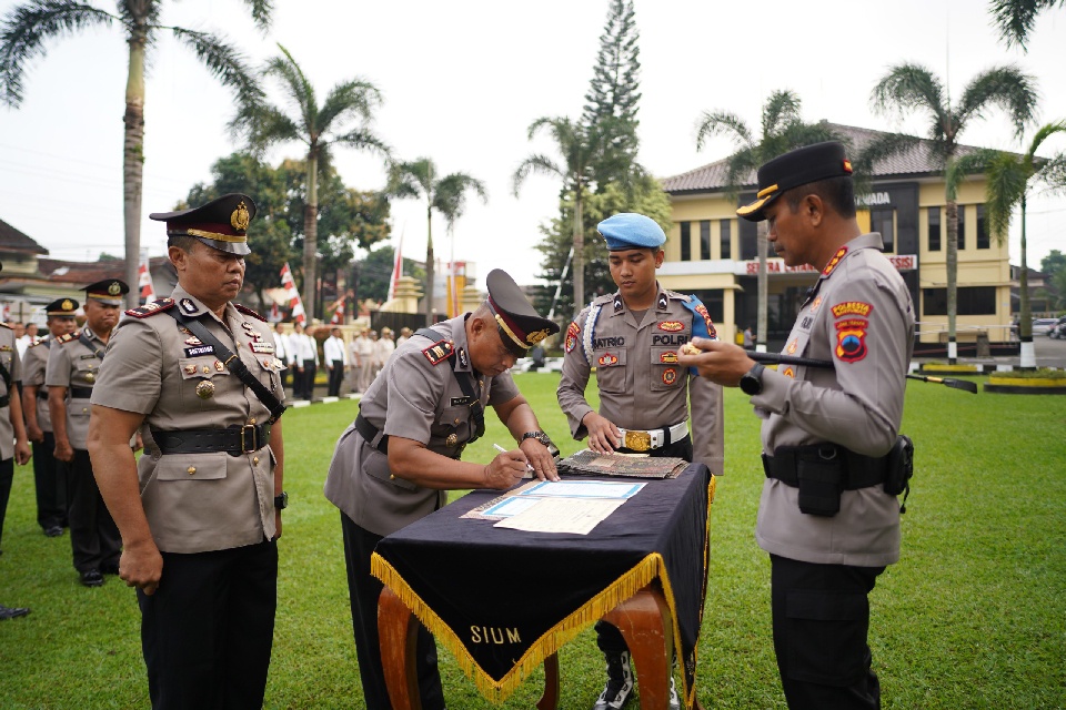 Sertijab Kasat Binmas dan Kapolsek Jajaran: Kapolresta Banyumas Tekankan Profesionalisme dan Dedikasi