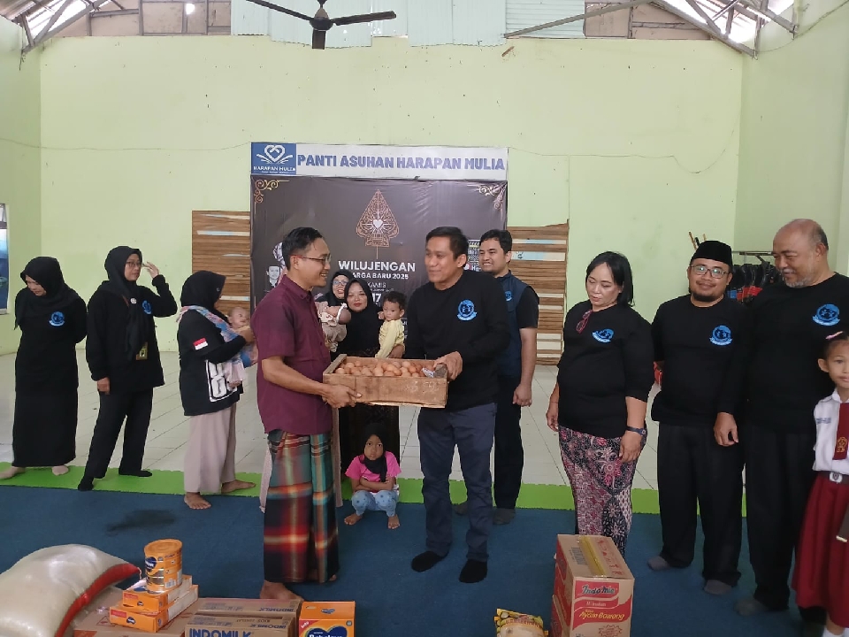 MA Serahkan Bantuan ke Panti Asuhan Harapan Mulia Purwokerto