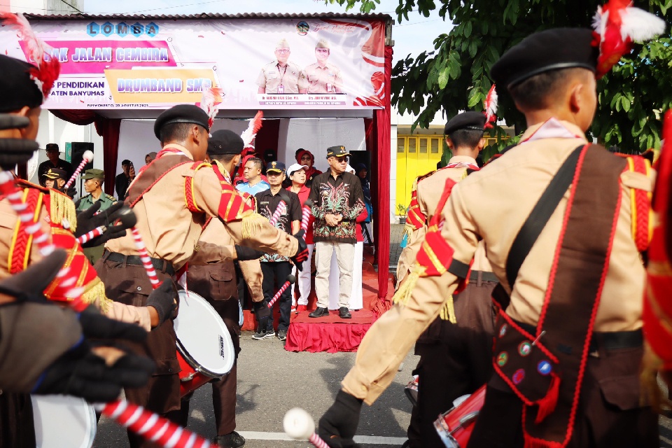 12 Grup Drumband SMP Ramaikan Peringatan HUT RI ke-80 di Banyumas