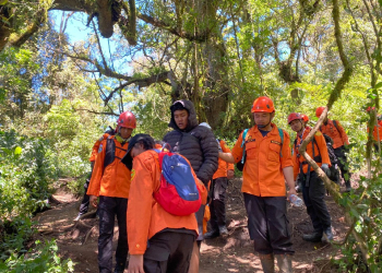 Tim SAR Evakuasi Pendaki Jakarta yang Terserang Hipotermia di Gunung Slamet