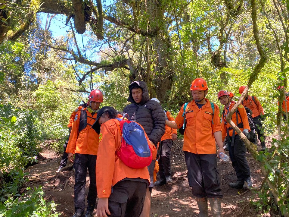 Tim SAR Evakuasi Pendaki Jakarta yang Terserang Hipotermia di Gunung Slamet