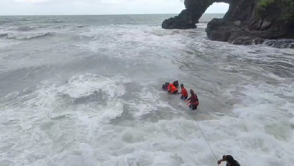 Korban Jatuh di Tebing Watu Bale Pantai Pasir Ditemukan Meninggal