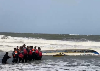 Kapal Nelayan Pencari Benur Terbalik di Perairan Teluk Penyu, Dua ABK Selamat