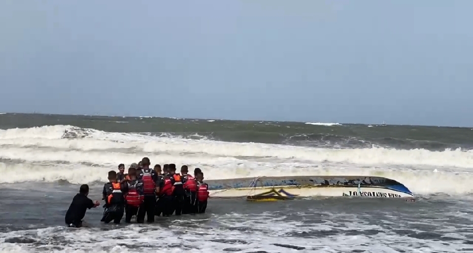Kapal Nelayan Pencari Benur Terbalik di Perairan Teluk Penyu, Dua ABK Selamat