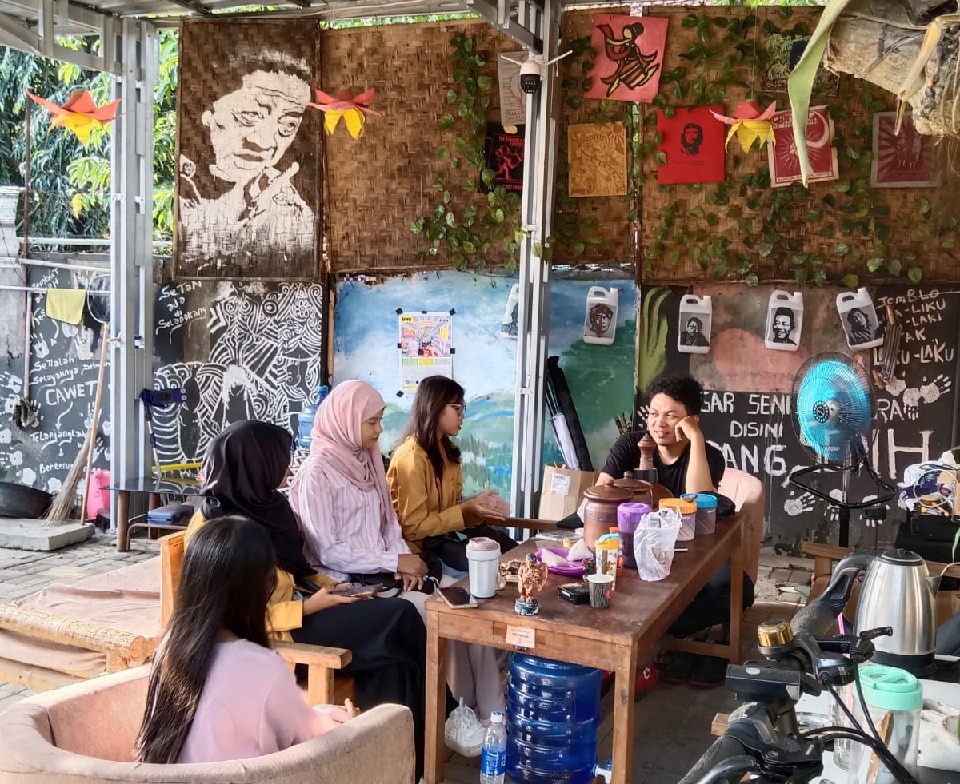 Mahasiswa Unsoed Telusuri Jejak Sedulur Pantomim di Sanggar Seni Samudra