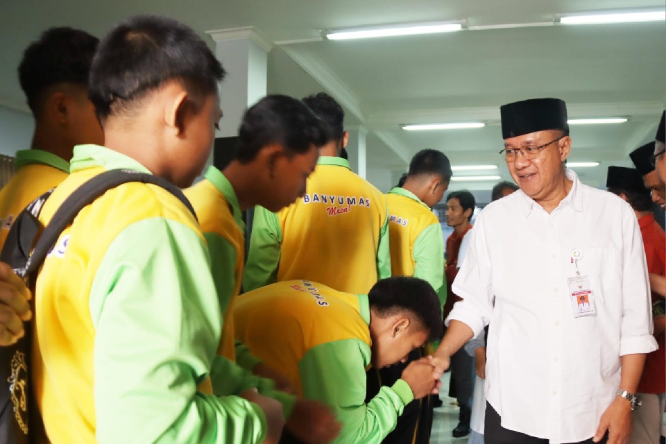 Bupati Banyumas Serahkan Penghargaan kepada Atlet Peraih Medali Porsema NU XIII