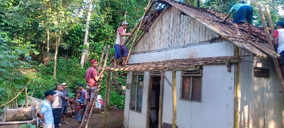 Polsek Ajibarang dan Warga Gotong Royong Bongkar Rumah di Pancurendang