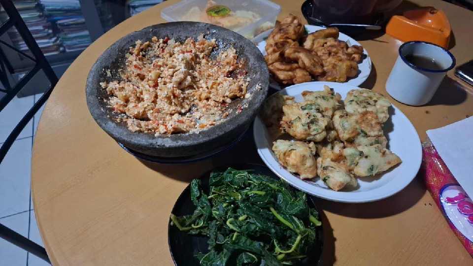 Ketua Peradi SAI Purwokerto Masak Sambel Tempe di Rumah, Hidangan Sederhana Bikin Hangat Suasana