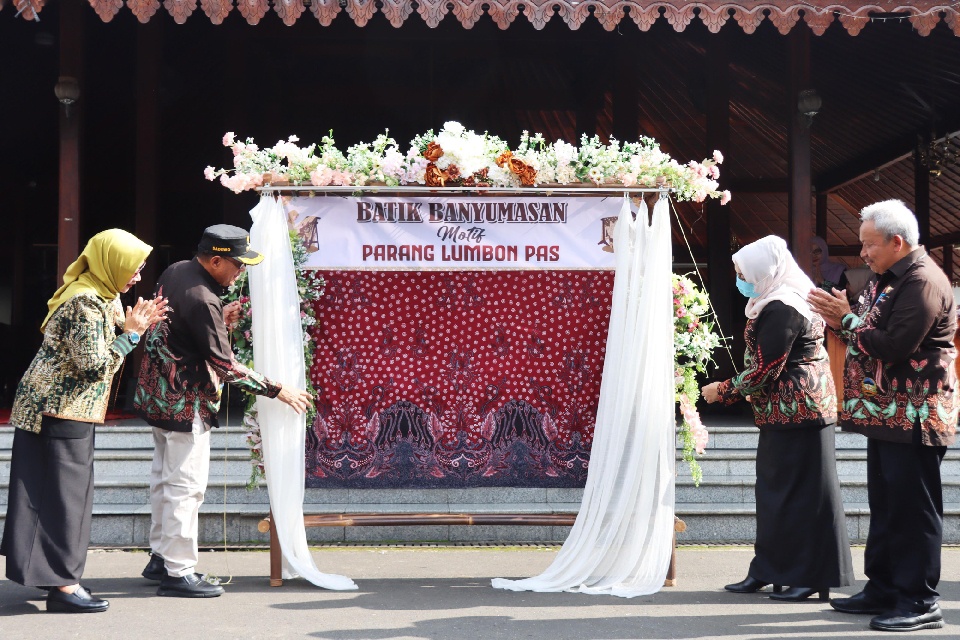 ASN Banyumas Kenakan Batik Kahuripan, Bupati Serukan Cinta Produk Lokal