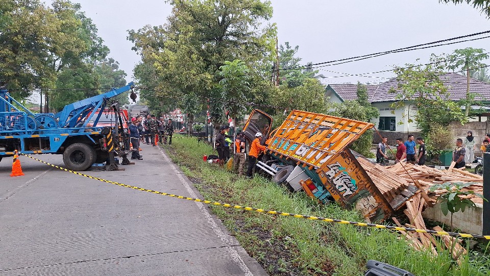 Truk Kayu Terguling di Purbalingga, Basarnas Evakuasi Pengemudi Terjepit
