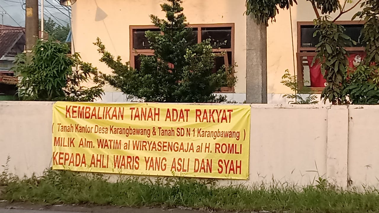 Banner Protes Sengketa Tanah di Karangbawang Dicopot Beberapa Jam Setelah Dipasang