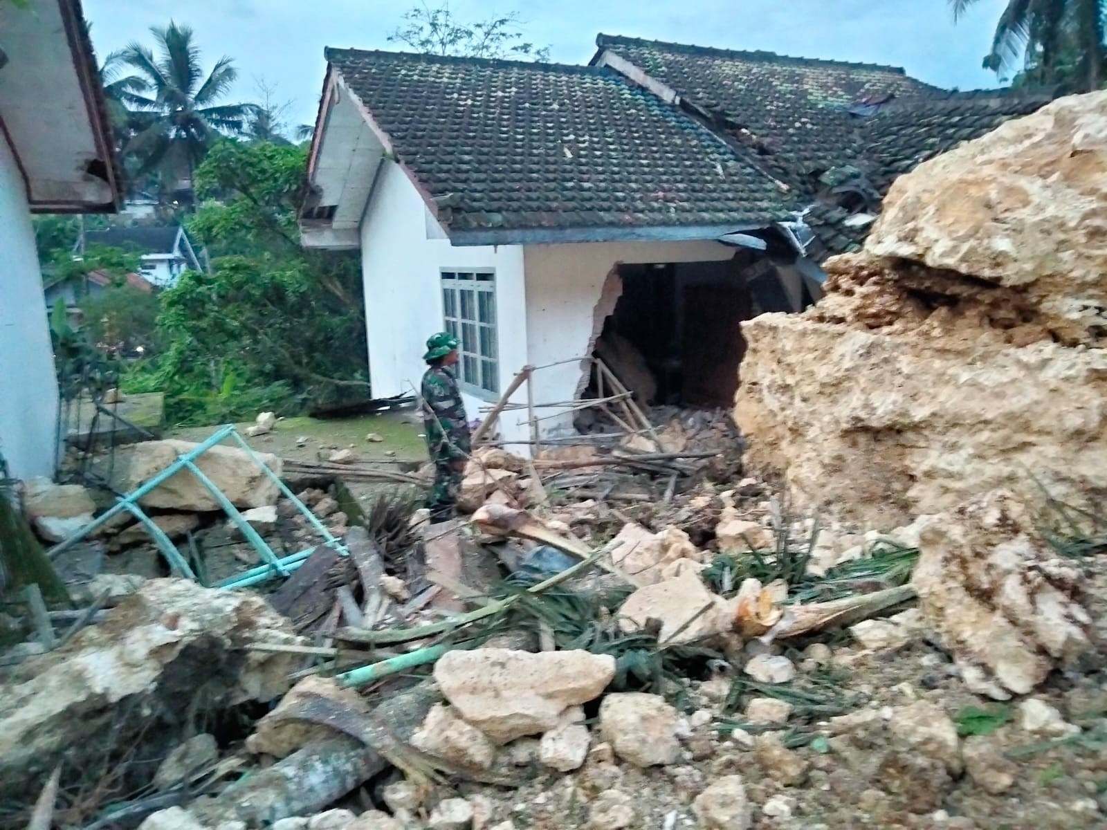 Gunung Kapur di Kawasan Pabrik Semen Bima Ajibarang Longsor, Tiga Rumah Rusak