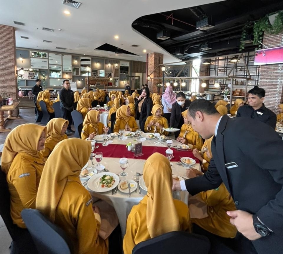 Pelatihan Table Manner: Sinergi Luminor Hotel dan SMK Diponegoro 3 Kedungbanteng