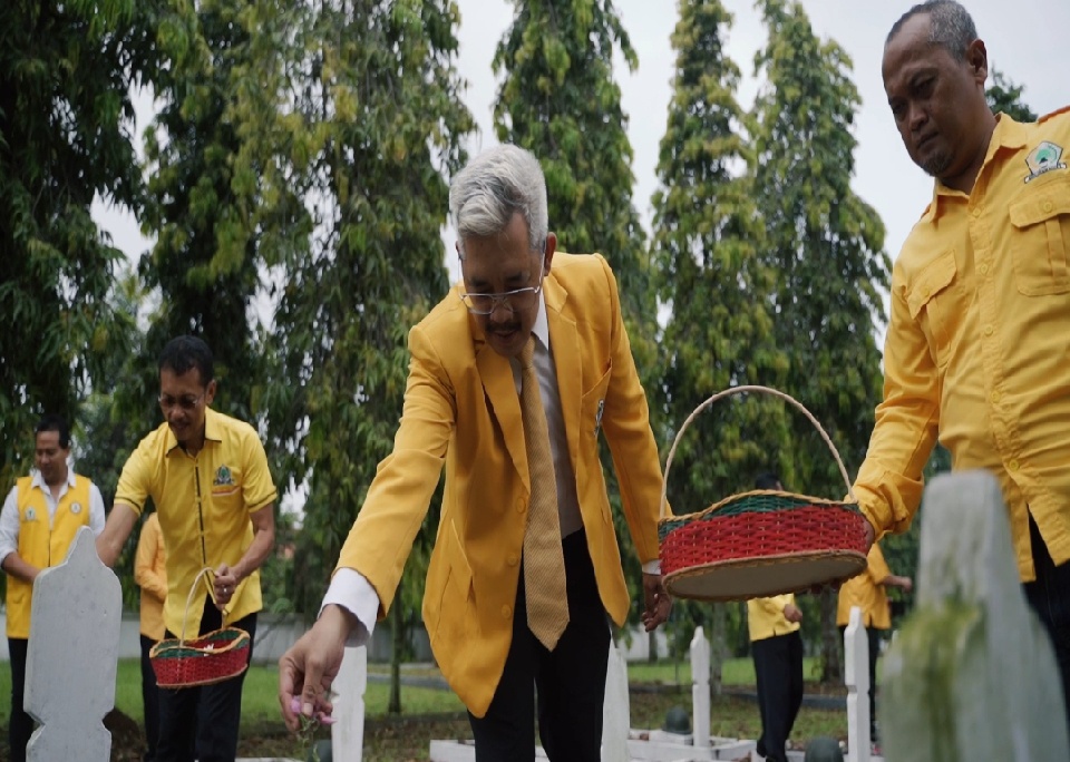 Golkar Banyumas Peringati HUT ke-61 dengan Ziarah dan Aksi Sosial