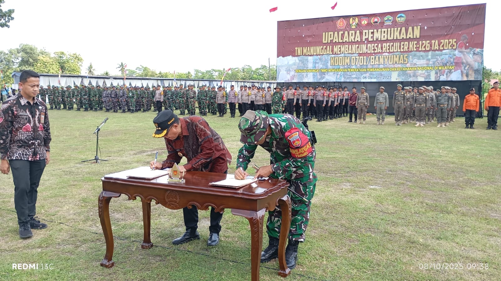 Bupati Banyumas Apresiasi Sinergi TNI dan Warga dalam TMMD Reguler ke-126 di Desa Cingebul