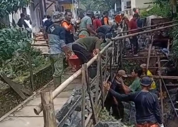 Jenuh Menunggu Perbaikan, Warga Rancamaya Turun Tangan Benahi Jembatan Ambruk