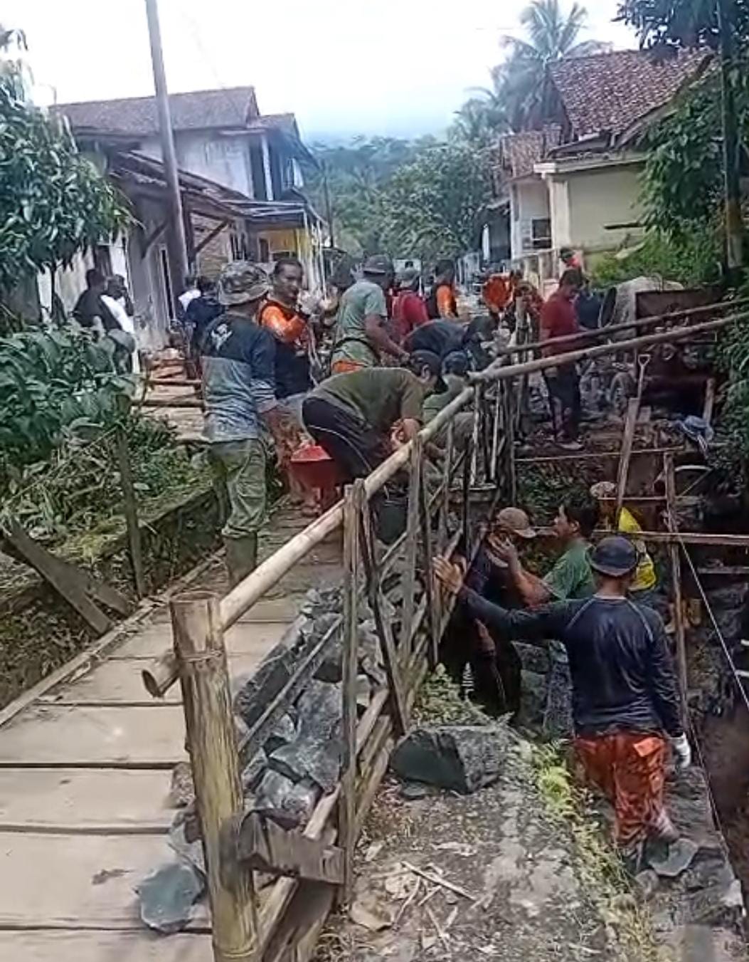 Jenuh Menunggu Perbaikan, Warga Rancamaya Turun Tangan Benahi Jembatan Ambruk