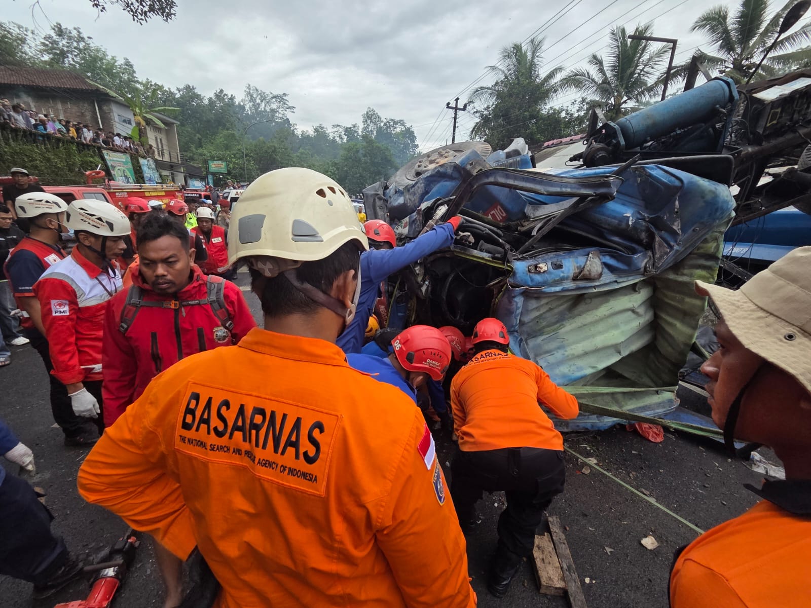 Terjebak di Kabin, Tiga Korban Kecelakaan Truk Berhasil Diekstrikasi